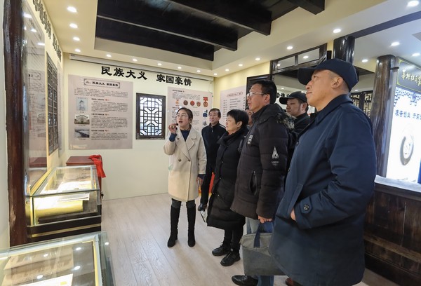参观杜氏家风馆.jpg